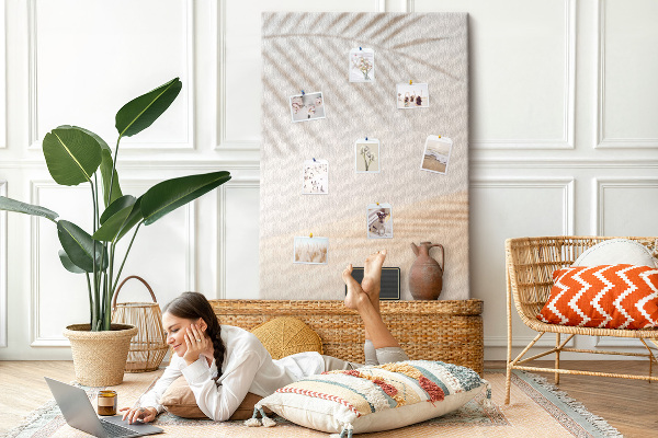 Prikbord van kurk met subtiele schaduwen van palmbomen op een lichte achtergrond