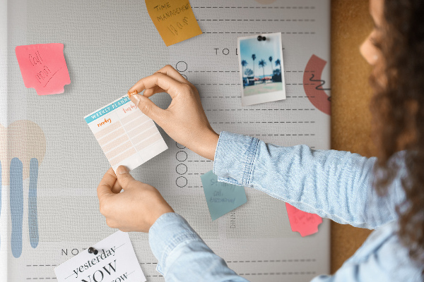 Bedrukte kurk planner met abstracte vormen