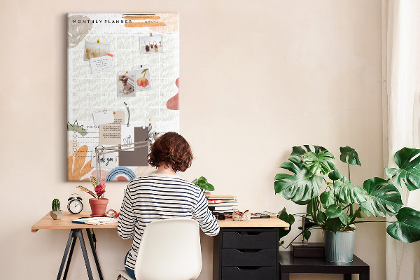 Kurken memobord maandplanner met kleurrijke abstracte vormen