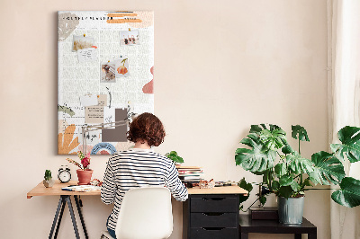 Kurken memobord maandplanner met kleurrijke abstracte vormen