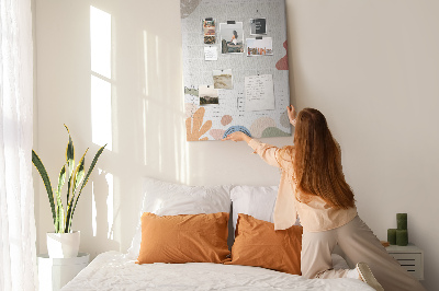 Kurken memobord maandplanner met kleurrijke abstracte vormen