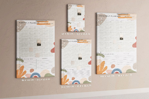 Kurken memobord maandplanner met kleurrijke abstracte vormen