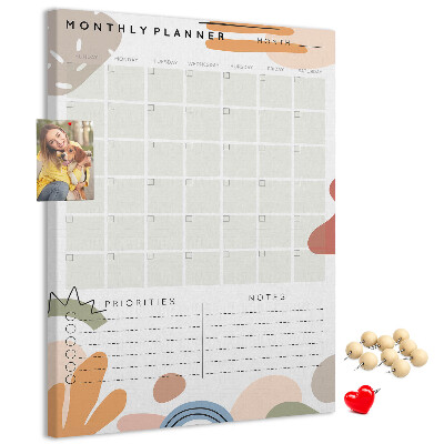 Kurken memobord maandplanner met kleurrijke abstracte vormen