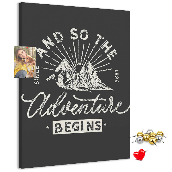 Kurken memobord met vintage bergen en avontuur thema