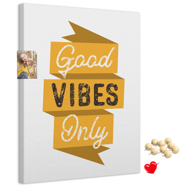 Kurken prikbord met stijlvolle grafische prints en positieve vibes