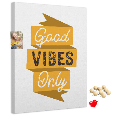 Kurken prikbord met stijlvolle grafische prints en positieve vibes
