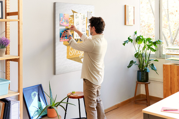 Kurken prikbord met stijlvolle grafische prints en positieve vibes
