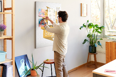 Kurken prikbord met stijlvolle grafische prints en positieve vibes