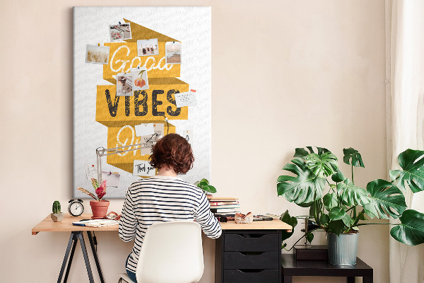 Kurken prikbord met stijlvolle grafische prints en positieve vibes