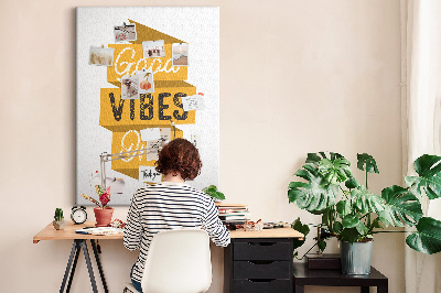 Kurken prikbord met stijlvolle grafische prints en positieve vibes