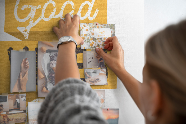 Kurken prikbord met stijlvolle grafische prints en positieve vibes