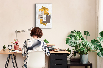 Kurken prikbord met stijlvolle grafische prints en positieve vibes