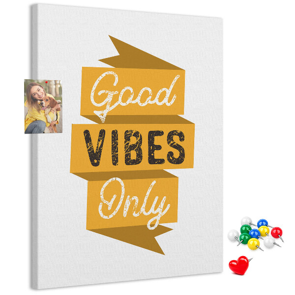 Kurken prikbord met stijlvolle grafische prints en positieve vibes