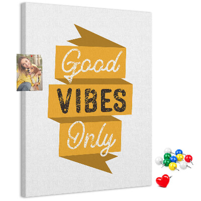 Kurken prikbord met stijlvolle grafische prints en positieve vibes