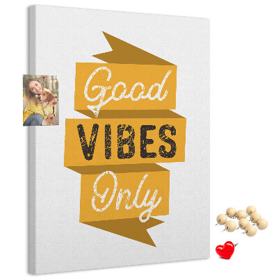 Kurken prikbord met stijlvolle grafische prints en positieve vibes