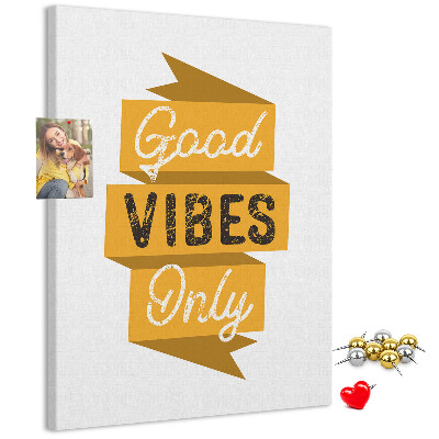 Kurken prikbord met stijlvolle grafische prints en positieve vibes
