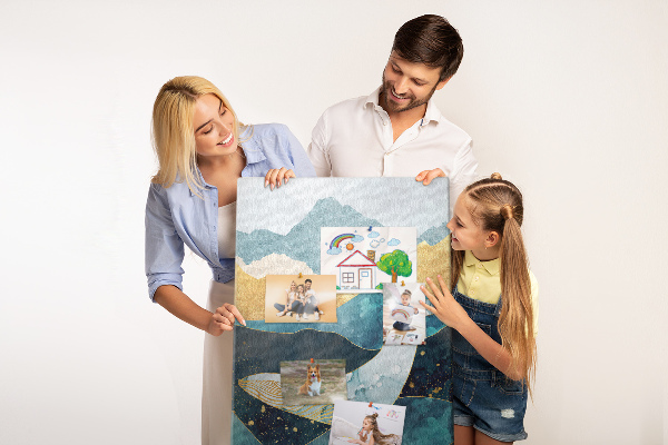 Prikbord van kurk met een walvis te midden van metershoge oceaangolven