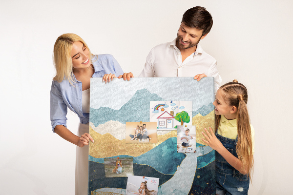 Prikbord van kurk met een walvis te midden van metershoge oceaangolven