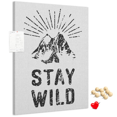 Kurken memobord met een afbeelding van bergen met zonnestralen op de achtergrond