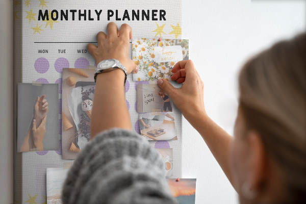 Kurk bedrukken maandplanner met gekleurde stippen