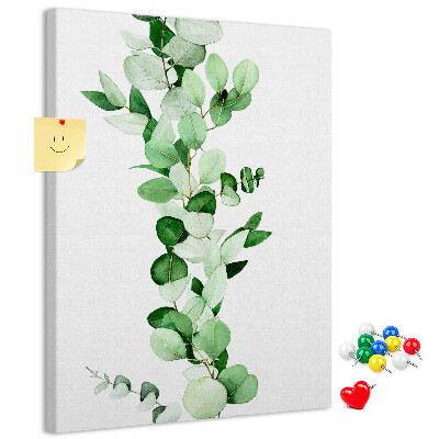 Kurken memobord met groene bladeren op een lichte achtergrond
