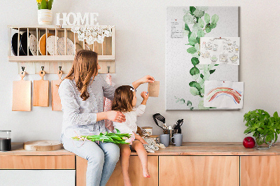Kurken memobord met groene bladeren op een lichte achtergrond