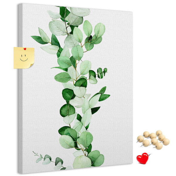 Kurken memobord met groene bladeren op een lichte achtergrond