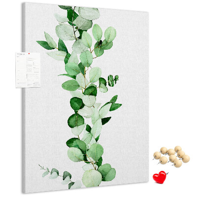 Kurken memobord met groene bladeren op een lichte achtergrond