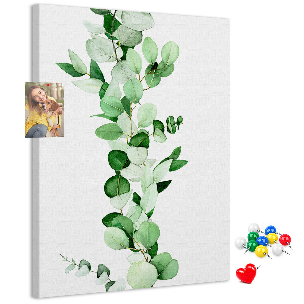 Kurken memobord met groene bladeren op een lichte achtergrond