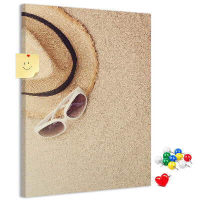 Prikbord van kurk met zomerse stranddecoratie in het zand