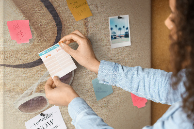 Prikbord van kurk met zomerse stranddecoratie in het zand