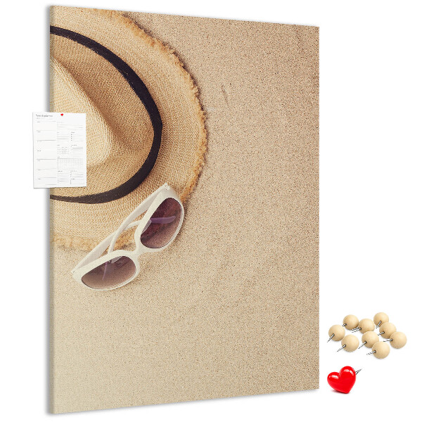 Prikbord van kurk met zomerse stranddecoratie in het zand