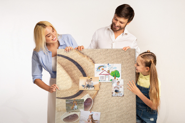 Prikbord van kurk met zomerse stranddecoratie in het zand