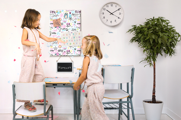 Kurken memobord met thema sportieve energie en meidenkracht