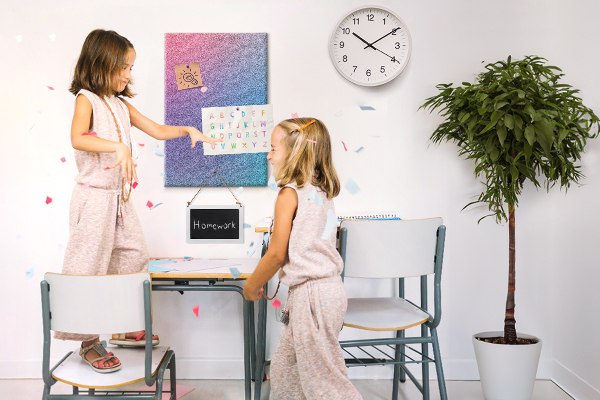 Kurken prikbord met gradiëntpatroon in roze en paarse tinten