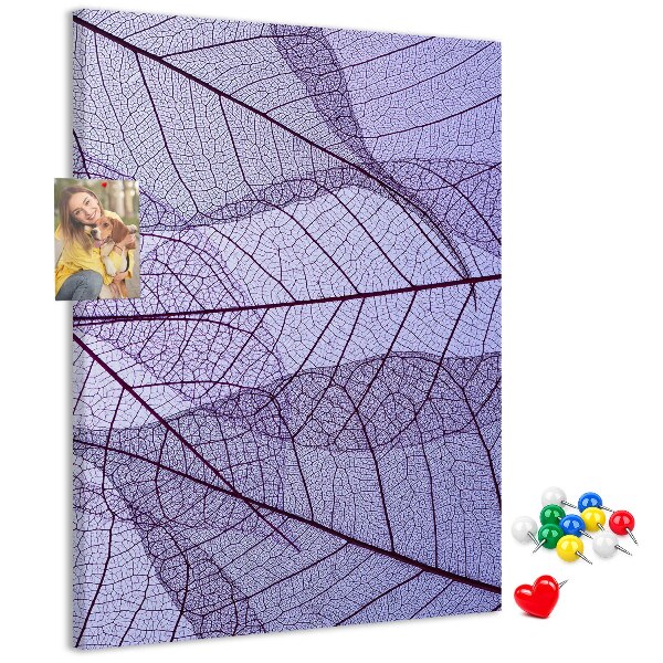Kurken prikbord met fijne blaadjes in paarse tinten