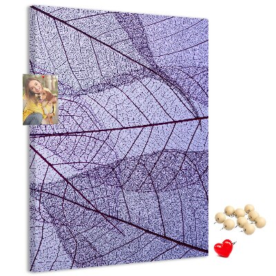 Kurken prikbord met fijne blaadjes in paarse tinten