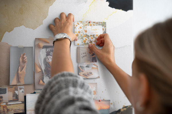 Kurk bedrukken met abstracte stippen in gedempte kleuren
