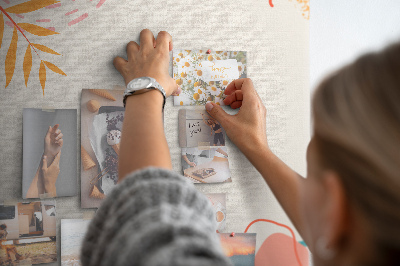 Kurken memobord met een print van tropische bladeren en bloemen in pasteltinten