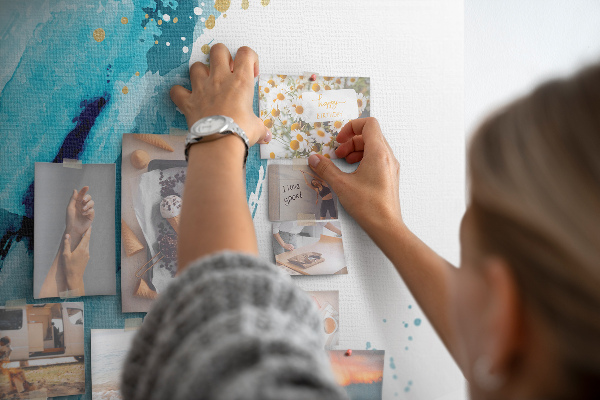 Prikbord van kurk met een abstract ontwerp in blauwtinten met gouden accenten