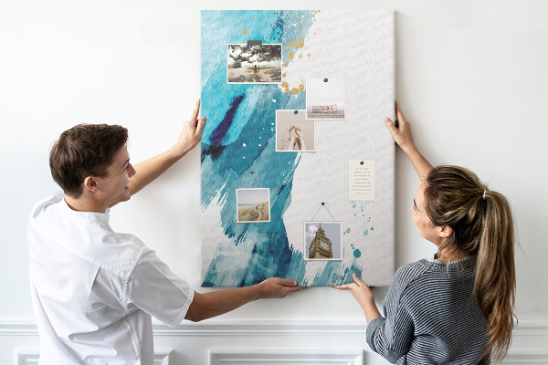 Prikbord van kurk met een abstract ontwerp in blauwtinten met gouden accenten