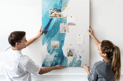 Prikbord van kurk met een abstract ontwerp in blauwtinten met gouden accenten