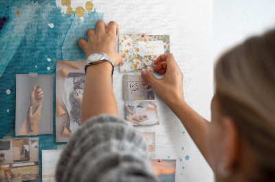 Prikbord van kurk met een abstract ontwerp in blauwtinten met gouden accenten