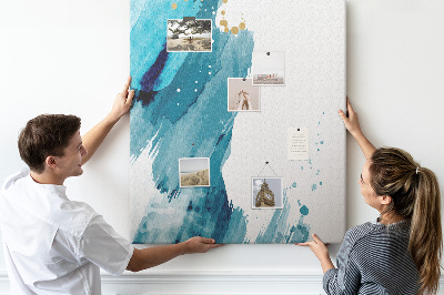Prikbord van kurk met een abstract ontwerp in blauwtinten met gouden accenten