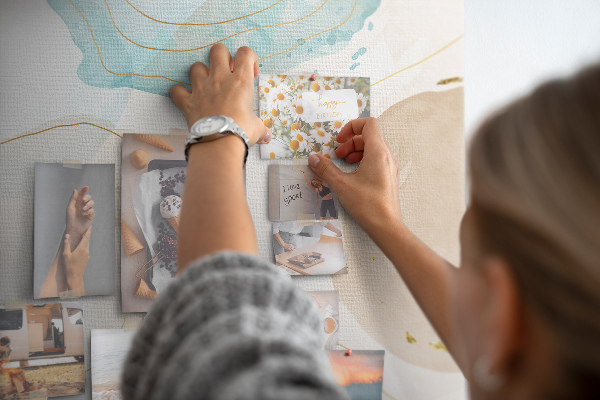 Memobord van kurk met abstracte vormen in delicate kleuren