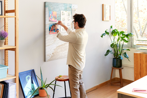 Memobord van kurk met abstracte vormen in delicate kleuren