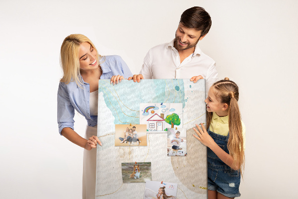 Memobord van kurk met abstracte vormen in delicate kleuren