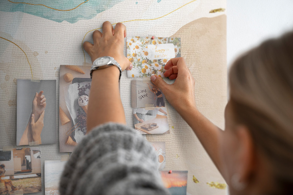 Memobord van kurk met abstracte vormen in delicate kleuren