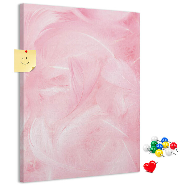 Prikbord van kurk met een achtergrond van fijne roze veren