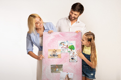 Prikbord van kurk met een achtergrond van fijne roze veren
